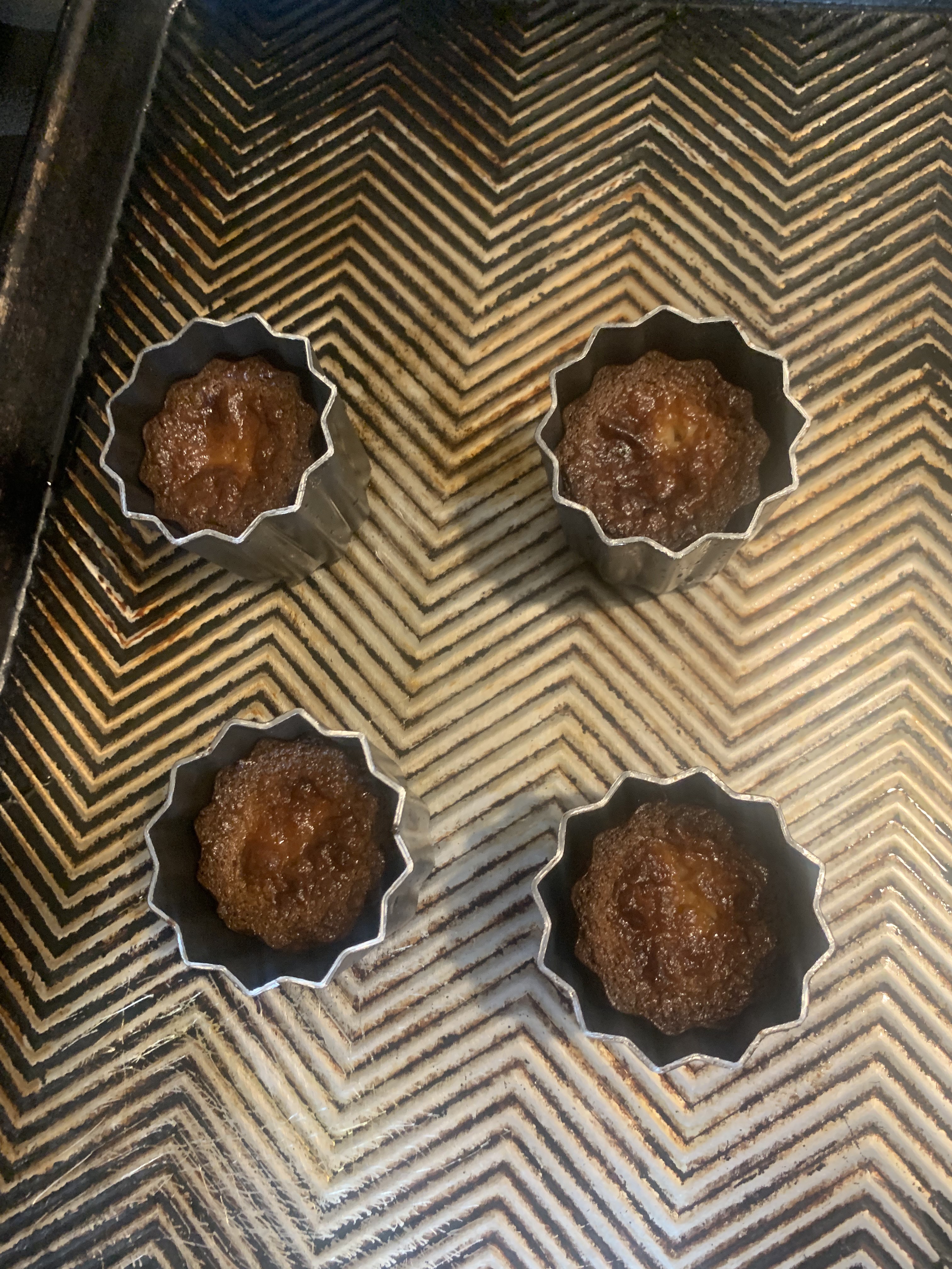 Unmolding the canelés